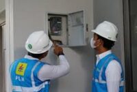 Foto : Petugas PLN, Promo diskon 50 persen untuk tambah daya.