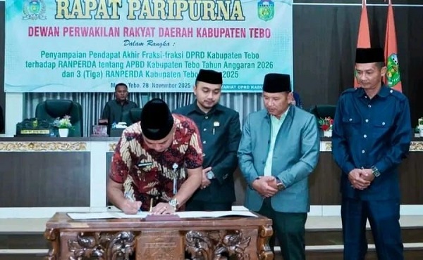 Penandatangan Nota Persetujuan APBD 2026 dan tiga Ranperda Kabupaten Tebo oleh DPRD