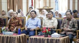 Wakil Walikota Sungai Penuh, Azhar Hamzah, saat mengikuti Zoom dalam Agenda Penganugerahan Kabupaten/Kota Sehat (Swasti Saba) dan STBM Award Tahun 2025.