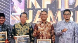 Bupati Sarolangun, H Hurmin saat menerima penghargaan Penyiaran Terbaik.