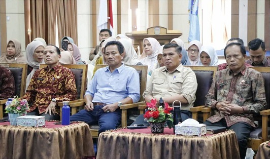 Wakil Walikota Sungai Penuh, Azhar Hamzah, saat mengikuti Zoom dalam Agenda Penganugerahan Kabupaten/Kota Sehat (Swasti Saba) dan STBM Award Tahun 2025.