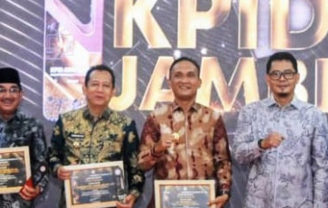 Bupati Sarolangun, H Hurmin saat menerima penghargaan Penyiaran Terbaik.