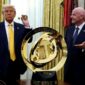 Foto : Presiden Amerika Serikat, Donald Trump dan Presiden FIFA.