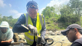 Terlihat Mahasiswa UNS saat menguji Pompa Tenaga SUrya berbasis ioT.