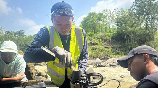 Terlihat Mahasiswa UNS saat menguji Pompa Tenaga SUrya berbasis ioT.