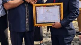 Foto : Sekretaris Daerah Provinsi Jambi, Dr. H. Sudirman menyerahkan piagam penghargaan kepada Direktur RSUD H. Hanafie Bungo, dr. Edi Mustafa, M.Ke