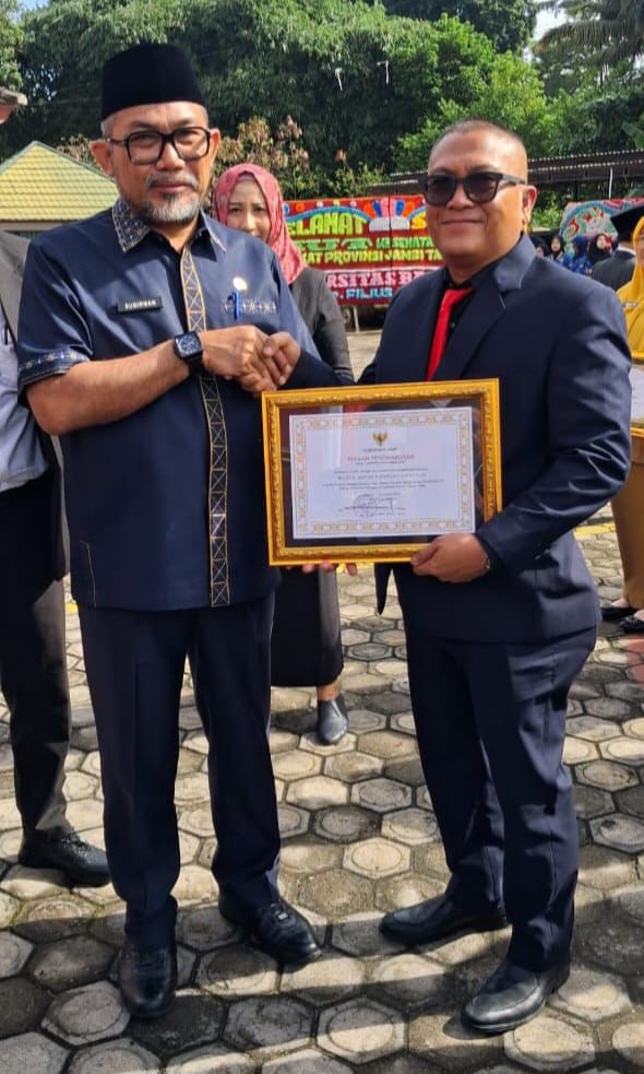 Foto : Sekretaris Daerah Provinsi Jambi, Dr. H. Sudirman menyerahkan piagam penghargaan kepada Direktur RSUD H. Hanafie Bungo, dr. Edi Mustafa, M.Ke