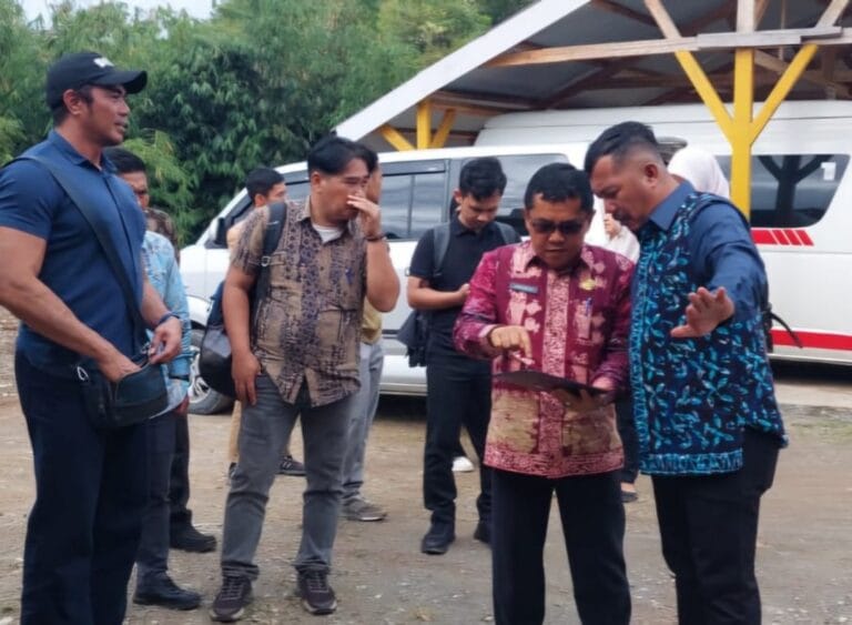 Bupati Kerinci, Monadi didampingi Kadis Kesehatan Kerinci, Hermendizal bersama pihak Kemenkes survei RSUD Kerinci