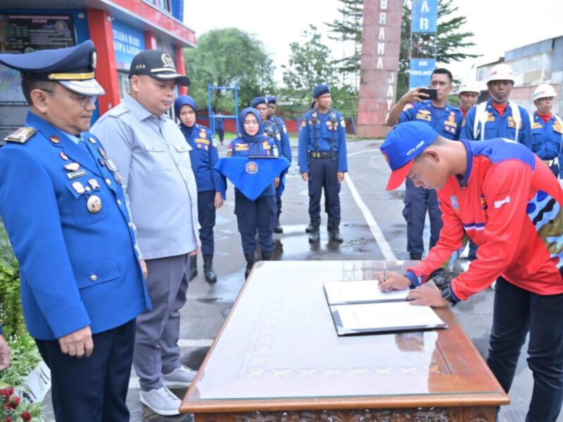 Walikota Jambi, Maulana saat memimpin pengukuhan Redkar Kota Jambi.