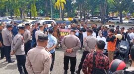 Suasana Aksi solidaritas dari puluhan Wartawan di Merangin di Mapolres Merangin.