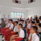 Siswa Sekolah Rakyat pada saat perkenalan lingkungan sekolah hari pertama MPLS.