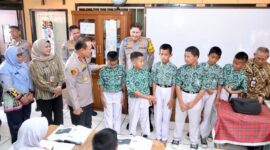 enam siswa SDN Setu 02 Cipayung, Jakarta Timur menjadi sorotan publik usai mengembalikan HP Temuan ke Polisi