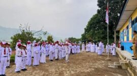 Suasana upacara disalah satu sekolah di Kerinci, ditengah mengawasan orang tua yang semakin ketat ke anaknya.