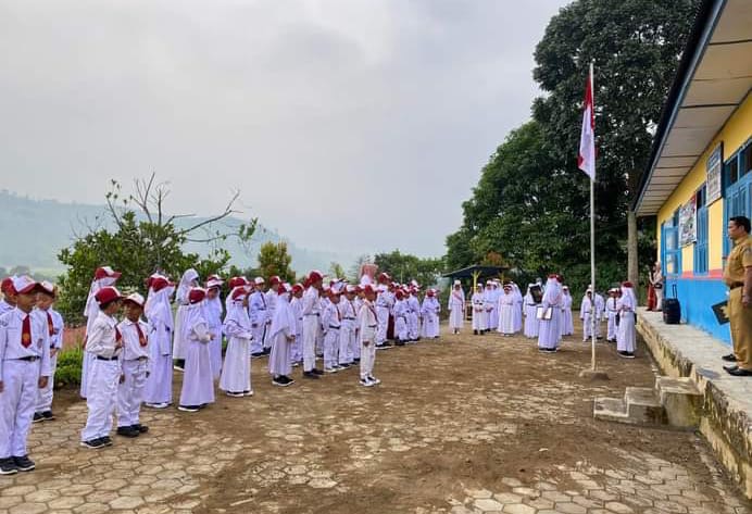 Suasana upacara disalah satu sekolah di Kerinci, ditengah mengawasan orang tua yang semakin ketat ke anaknya.