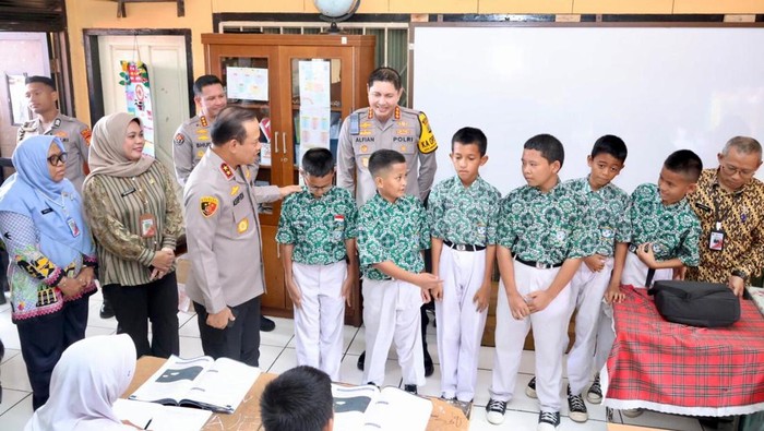 enam siswa SDN Setu 02 Cipayung, Jakarta Timur menjadi sorotan publik usai mengembalikan HP Temuan ke Polisi