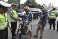 Suasana operasi yang digelar Polri menertibkan kendaraan yang mlenggar aturan lalu lintas.
