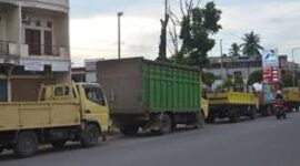 Terlihat Antrian Dumptruck untuk mendapatkan pasokan BBM jenis Solar