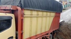 Selain karena hujan, truk yang tersangkut di JEmbatan Desa Sungai Abu- Air panas juga dikarenakan keteledoran kontraktor pelaksana rehab jembatan