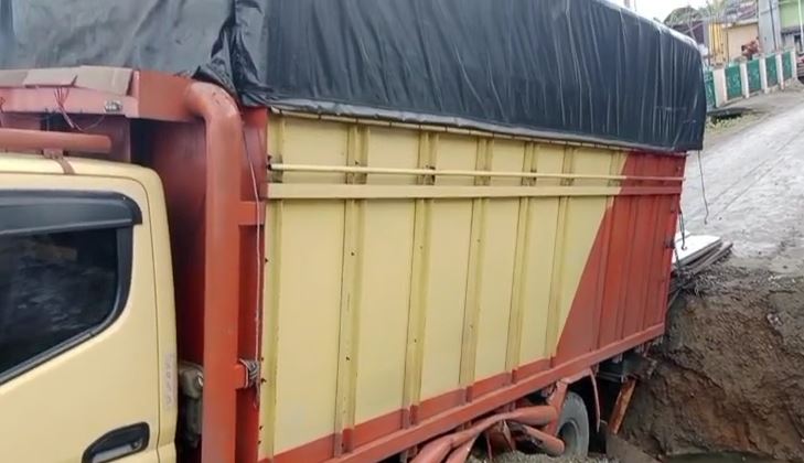 Selain karena hujan, truk yang tersangkut di JEmbatan Desa Sungai Abu- Air panas juga dikarenakan keteledoran kontraktor pelaksana rehab jembatan