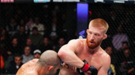 Bo Nickal (kanan) layangkan serangan ke arah Rodolfo Vieira pada kartu pembua UFC 322 