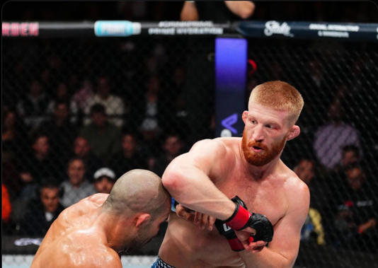 Bo Nickal (kanan) layangkan serangan ke arah Rodolfo Vieira pada kartu pembua UFC 322 