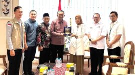 Wakil Bupati Muaro Jambi  Junaidi H. Mahir saat menerima bantuan dari BAZNAS..