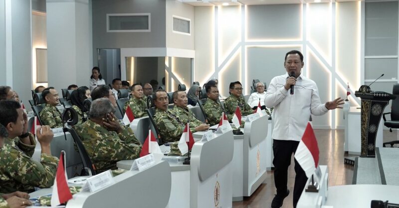Wakil Ketua KPK Fitroh Rohcahyanto aat memberikan materi dalam Kursus Pemantapan Pimpinan Daerah (KPPD) Gelombang II Tahun 2025 di Gedung Trigatra, Lemhannas,