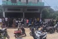 Warga ramai dilokasi penemuan mayat wanita paruh baya di simpang rimbo