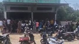 Warga ramai dilokasi penemuan mayat wanita paruh baya di simpang rimbo