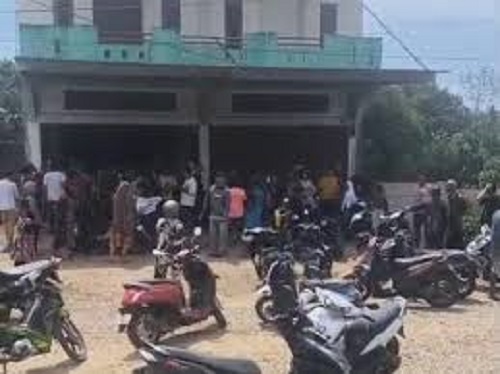 Warga ramai dilokasi penemuan mayat wanita paruh baya di simpang rimbo