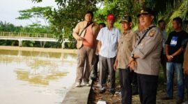 Pemkab Merangin bersama pihak Kepolisian lakukan uji sampel di Bendungan Bentuk, yang tercemar diduga akibat PETI.