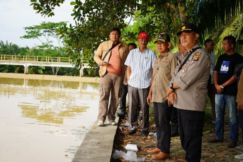 Pemkab Merangin bersama pihak Kepolisian lakukan uji sampel di Bendungan Bentuk, yang tercemar diduga akibat PETI.
