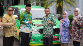 Bupati Sarolangun, H Hurmin saat menyerahkan Mobil Adminduk.