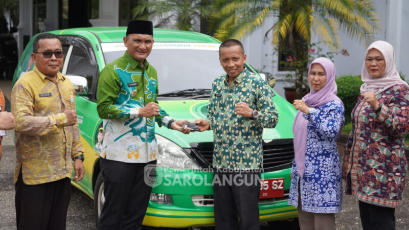 Bupati Sarolangun, H Hurmin saat menyerahkan Mobil Adminduk.
