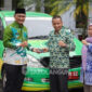 Bupati Sarolangun, H Hurmin saat menyerahkan Mobil Adminduk.