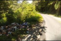 Tampak tumpukan sampah di jalan batas Desa Lolo Kecil-Lolo Gedang