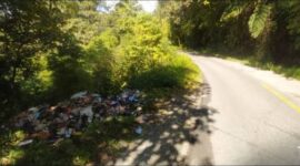 Tampak tumpukan sampah di jalan batas Desa Lolo Kecil-Lolo Gedang