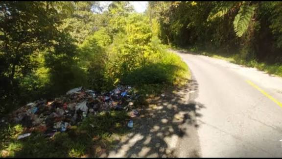 Tampak tumpukan sampah di jalan batas Desa Lolo Kecil-Lolo Gedang