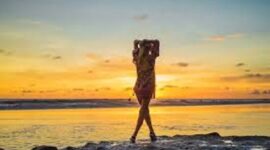 Salah satu hasil dari 10 prompt foto di pantai..