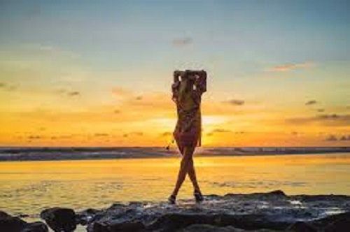 Salah satu hasil dari 10 prompt foto di pantai..