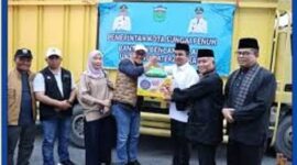 Walikota Sungai Penuh saat serahkan bantuan sembako bagi korban terdampak bencana banjir di Solok