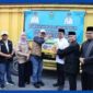 Walikota Sungai Penuh saat serahkan bantuan sembako bagi korban terdampak bencana banjir di Solok