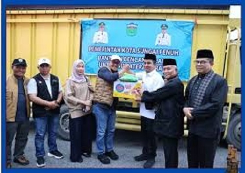 Walikota Sungai Penuh saat serahkan bantuan sembako bagi korban terdampak bencana banjir di Solok