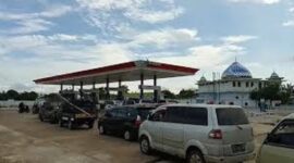 Tampak antrian kendaaan di salah satu SPBU Tebo, menyusul kelangkaan BBM