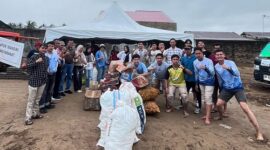 Forum Remaja Masjid Kecamatan Gunung Tujuh saat menyerahkan menyalurkanbantuan kepada warga yang terdampak banjir dan longsor di Sumatra Barat.