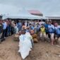 Forum Remaja Masjid Kecamatan Gunung Tujuh saat menyerahkan menyalurkanbantuan kepada warga yang terdampak banjir dan longsor di Sumatra Barat.