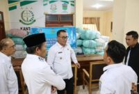 Walikota dan Wakil Walikota Sungai penuh, Alfin-Azhar saat meninjau lokasi penampungan bantuan Bencana Sumatera