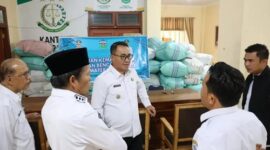 Walikota dan Wakil Walikota Sungai penuh, Alfin-Azhar saat meninjau lokasi penampungan bantuan Bencana Sumatera