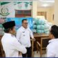 Walikota dan Wakil Walikota Sungai penuh, Alfin-Azhar saat meninjau lokasi penampungan bantuan Bencana Sumatera