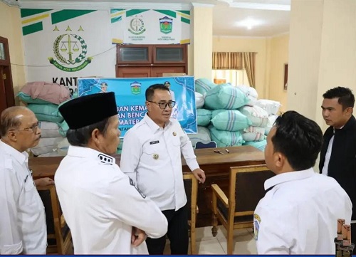 Walikota dan Wakil Walikota Sungai penuh, Alfin-Azhar saat meninjau lokasi penampungan bantuan Bencana Sumatera